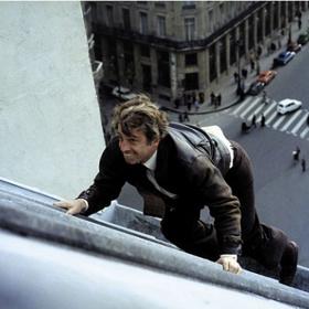 Nedařilo se mu ani na střeše, sklouzl až k okapu a málem spadl na ulici. Scéna se ve filmu ale nakonec použila.