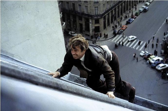 Nedařilo se mu ani na střeše, sklouzl až k okapu a málem spadl na ulici. Scéna se ve filmu ale nakonec použila.