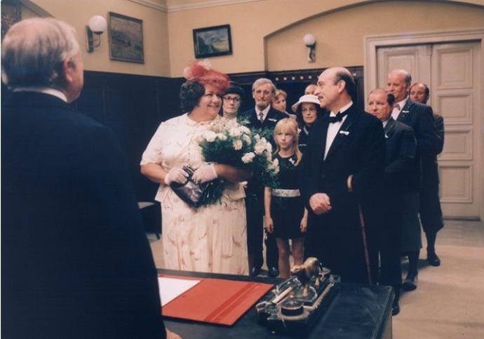 Vlak dětství a naděje: Kuchařka Anna Urbanová má velké srdce. Vejde se do něj její životní partner i jeho dcera. Rodinnou idylku však přeruší válka.