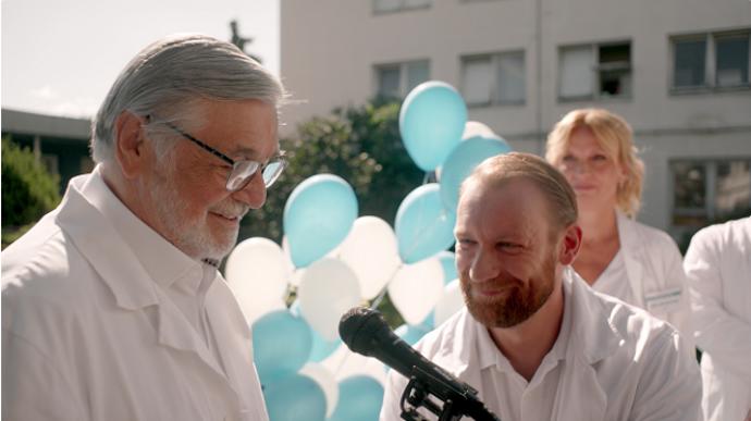 Všemi oblíbený pediatr Zdeněk (Jiří Bartoška) odchází do důchodu. 