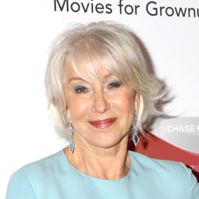 Jestli má Helen na něco patent, pak jsou to šikmé ofiny. Vlasy má navíc vyfoukané už od temene, čímž její účes získal extra objem navíc.