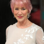 Kdo z vás si ještě vybaví, že Helen měla období, kdy si vlasy nechávala barvit na odstín růžového zlata? Ano, bylo to v roce 2013 a tyto kadeře jsou prostě... neodolatelné.