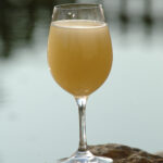 Kvalitní burčák by měl mít jemně žlutou barvu, mírný kal není na škodu. Čím je burčák tmavší, tím horší kvalita vás čeká ve sklenici.