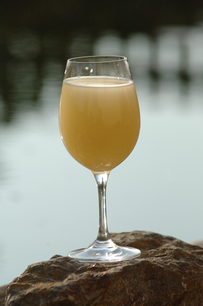 Kvalitní burčák by měl mít jemně žlutou barvu, mírný kal není na škodu. Čím je burčák tmavší, tím horší kvalita vás čeká ve sklenici.