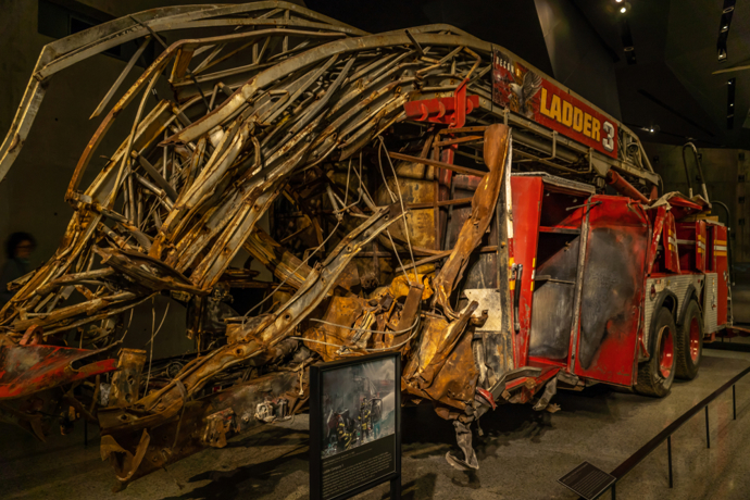 Jeden z požárních vozů, který byl zdemolován troskami Světového obchodního centra, je dnes vystavován v muzeu. 