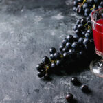 Vedle klasického bílého burčáku existuje také červený, který pochází z modrých hroznů. Je sladší a o něco méně pracuje.