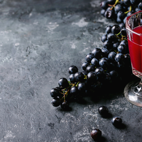 Vedle klasického bílého burčáku existuje také červený, který pochází z modrých hroznů. Je sladší a o něco méně pracuje.