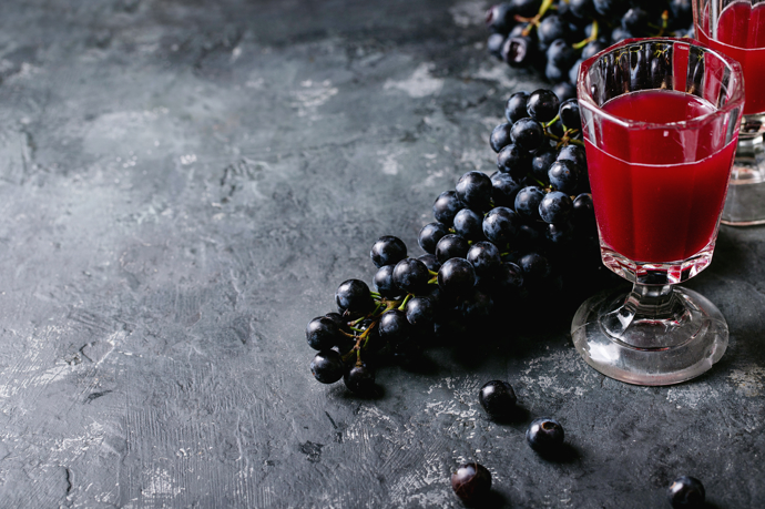 Vedle klasického bílého burčáku existuje také červený, který pochází z modrých hroznů. Je sladší a o něco méně pracuje.