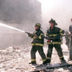 Mezi prvními zasahujícími byli newyorští požárníci. Kvůli tomu jich také z lidí v první linii zahynulo nejvíc - 343.