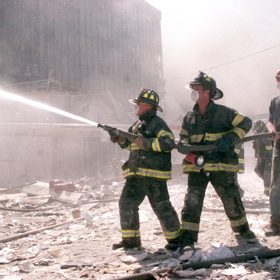 Mezi prvními zasahujícími byli newyorští požárníci. Kvůli tomu jich také z lidí v první linii zahynulo nejvíc - 343.