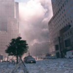 Po pádu Světového obchodního centra se do ulic New Yorku vznesl kouř a trosky zasypaly široké okolí.