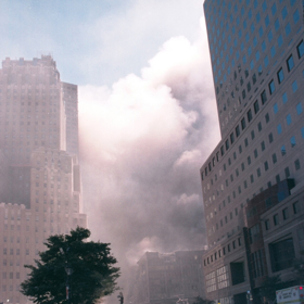 Po pádu Světového obchodního centra se do ulic New Yorku vznesl kouř a trosky zasypaly široké okolí.