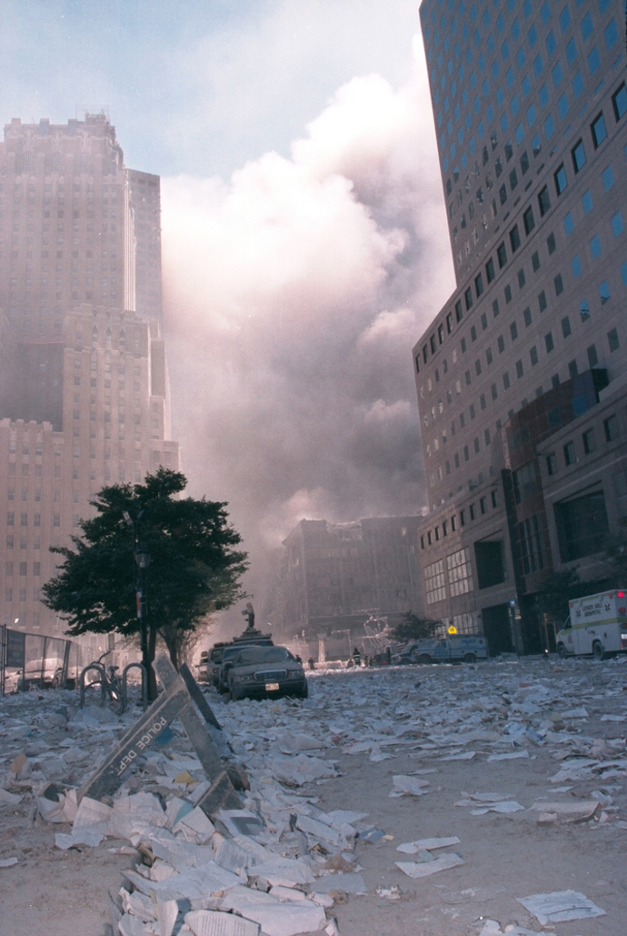 Po pádu Světového obchodního centra se do ulic New Yorku vznesl kouř a trosky zasypaly široké okolí.