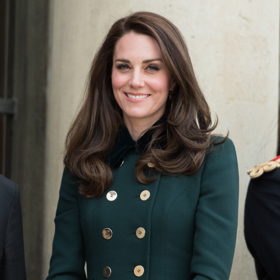 Při návštěvě Paříže v březnu 2017 se trojnásobná máma pochlubila mimořádně elegantním kabátem značky Catherine Walker. Tento kousek si Kate mimořádné oblíbila. Na sobě ho měla rovněž u příležitosti oslav svátku svatého Patrika, kterého se zúčastnila těsně před odletem do Francie.