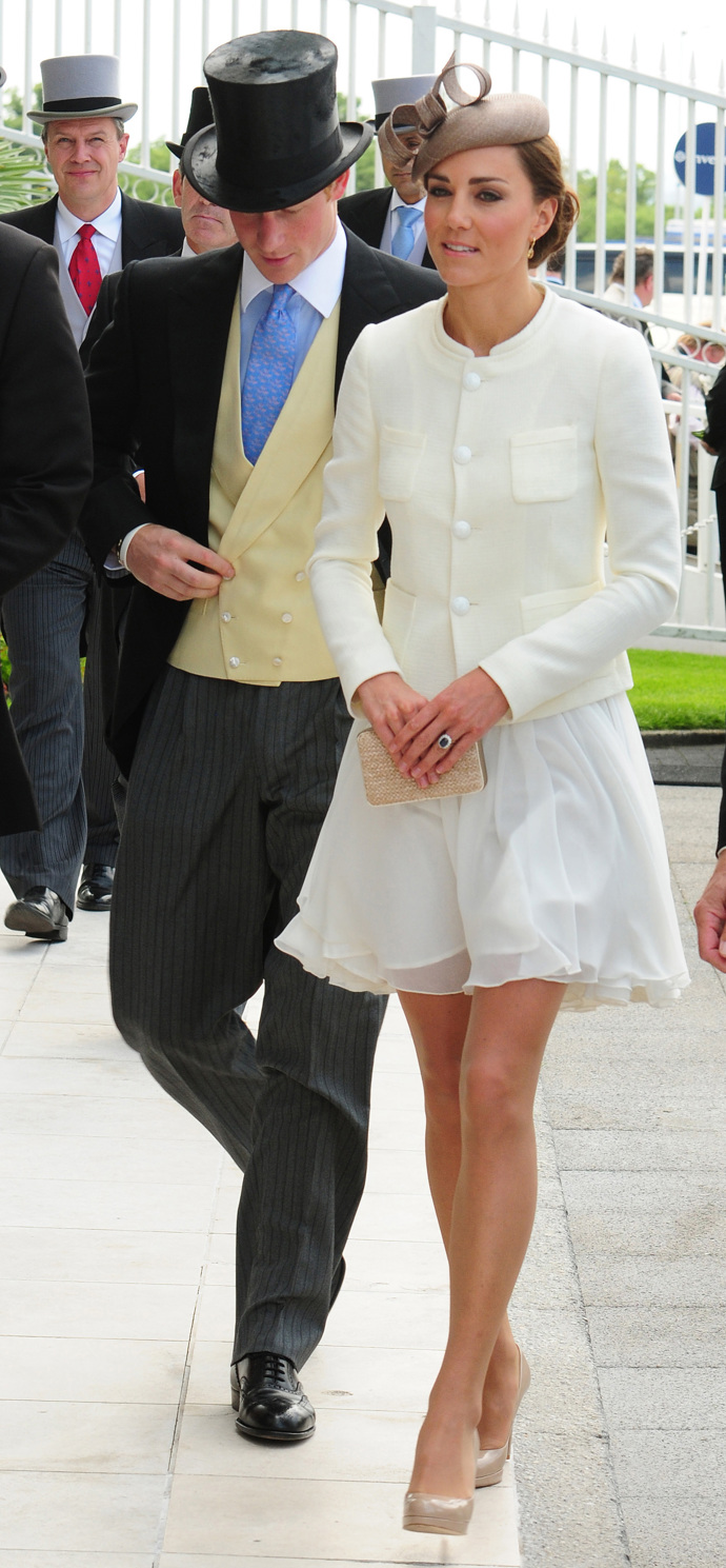 Kate na Epsomském derby v roce 2011 s kabelkou Natalie od LK Bennett za 4300 korun.
