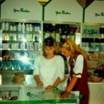 Součástí prodejny byl i kosmetický salón, který zde funguje dodnes.