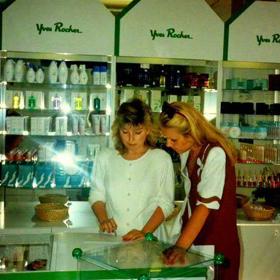 Součástí prodejny byl i kosmetický salón, který zde funguje dodnes.