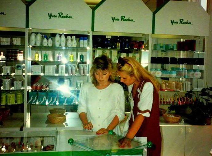 Součástí prodejny byl i kosmetický salón, který zde funguje dodnes.