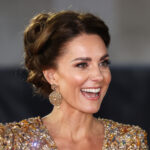 Na zářijové premiéře nejnovější bondovky Není čas zemřít zazářila Kate nejen díky třpytivé róbě od Jenny Packham, ale i výrazným zlatým náušnicím značky O´NITAA za 9000 korun.