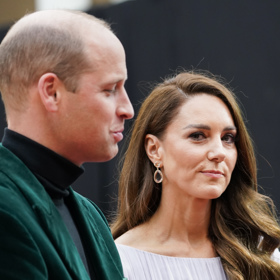 Už poněkud dražší záležitostí byly náušnice, které Kate vynesla v půlce října na Earthshot Prize. Osmnáctikarátový zlatý šperk od Kiki McDonough s drahokamy morganity si vzala už roku 2017 na svatbu své sestry Pippy a stále evidentně patří k jejím nejoblíbenějším. Pořizovací cena 230 tisíc korun...