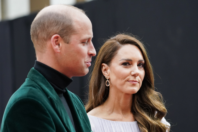 Už poněkud dražší záležitostí byly náušnice, které Kate vynesla v půlce října na Earthshot Prize. Osmnáctikarátový zlatý šperk od Kiki McDonough s drahokamy morganity si vzala už roku 2017 na svatbu své sestry Pippy a stále evidentně patří k jejím nejoblíbenějším. Pořizovací cena 230 tisíc korun...