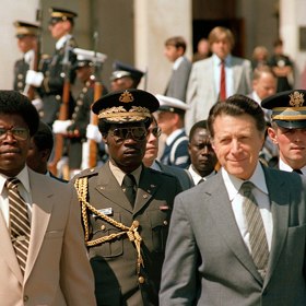 Skončil však, doslova, na talíři. Povstalci se na něj vrhli po několikahodinovém mučení.