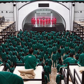 Seriál Hra na oliheň začíná tak, že se na odlehlém místě sejde 456 lidí, kteří bojují o výhru v hodnotě přibližně 800 milionů korun. 