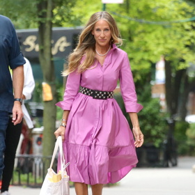 Sarah Jessica Parker v taftových šatech s délkou těsně pod kolena, které speciálně pro Carrie Bradshaw upravila Carolina Herrera.