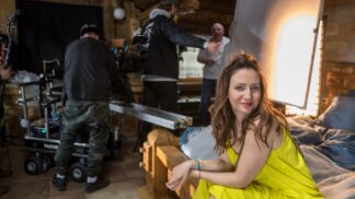 Veronika Arichteva se toho nebojí. I po porodu předstoupila před kamery jen v ručníku!