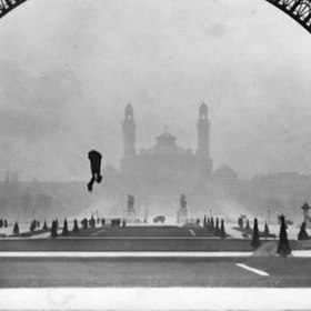 Ale stejně jako v mnoha předešlých pokusech se mu padák neotevřel. Na této fotografii jej od okamžité smrti dělí jen pár vteřin.