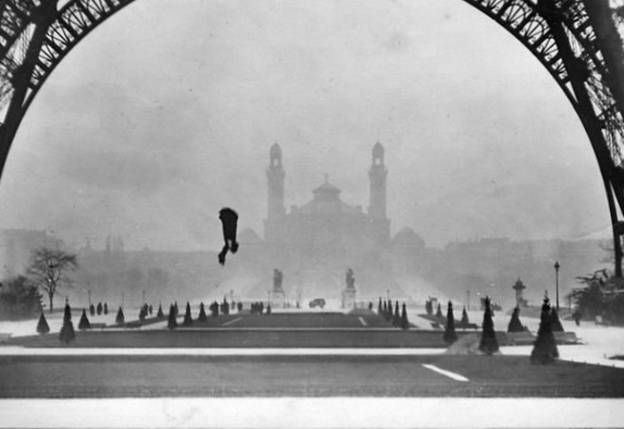 Ale stejně jako v mnoha předešlých pokusech se mu padák neotevřel. Na této fotografii jej od okamžité smrti dělí jen pár vteřin.