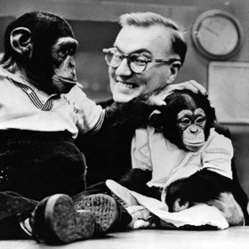 Šimpanz Fred se svou budoucí láskou Phoebe B. Beebe a "nepřítelem". Ten usměvavý pán je totiž Dave Garroway.