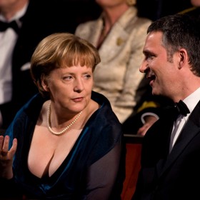 Zřejmě nejskandálnější outfit Merkel. V roce 2008 takto odhalila dekolt při otevření nové budovy Opery v Oslu. 