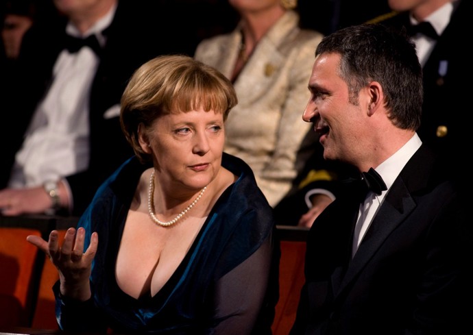 Zřejmě nejskandálnější outfit Merkel. V roce 2008 takto odhalila dekolt při otevření nové budovy Opery v Oslu. 