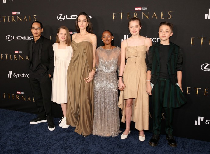Pak ovšem nastal zlom. Na premiéře komiksového snímku Eternals (2021) v Los Angeles se Shiloh (druhá zprava) objevila v krémových šatech a lehkém make-upu. Brad Pitt se rok před touto akcí přátelům svěřil, že je pyšný na Shiloh a na to, kým se stala. Měl tím na mysli její "přerod" v dívku?