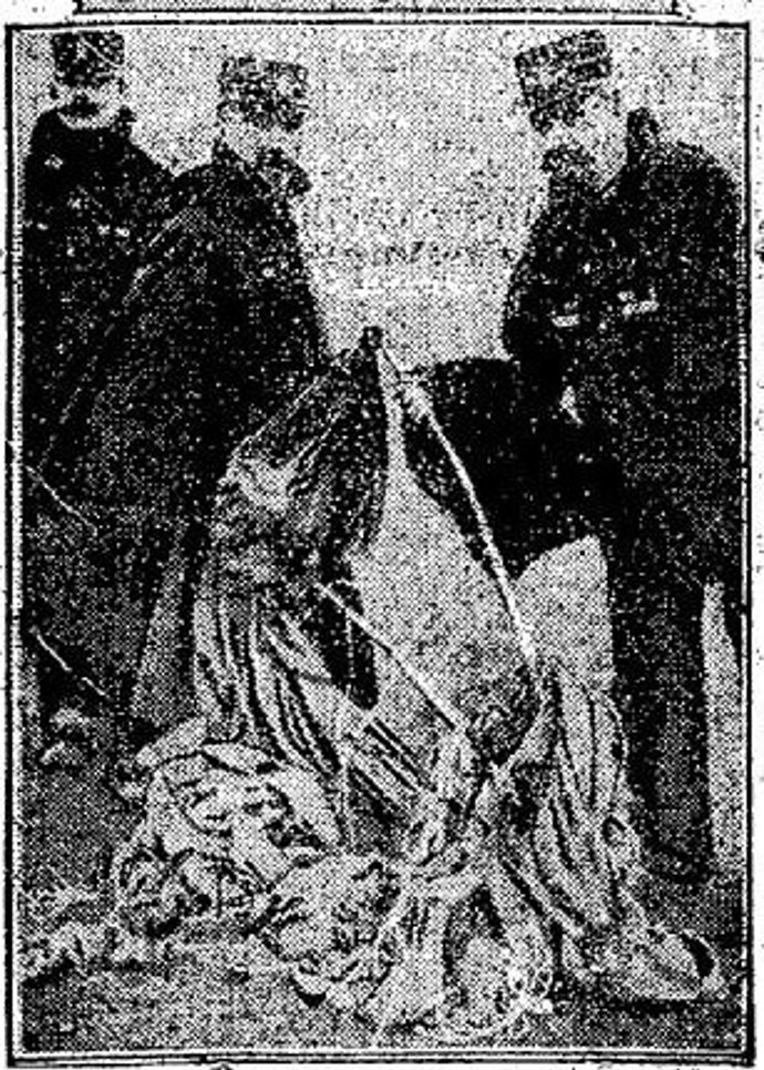 Četníci a zbytky vybavení Franze Reichelta po jeho tragickém pokusu o seskok z Eiffelovy věže.