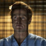 Jak už napovídá název pokračování, teď se na scéně objeví také nelítostný Carnage. Dostal tvář Woodyho Harrelsona.