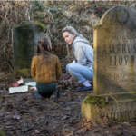 Záhadné sídlo Bly (2020): Když někdo zemře, neznamená to, že se už nevrátí. 