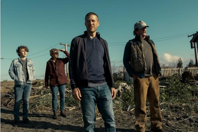 Půlnoční mše (2021): Když na ostrov přijede nový kněz, začnou se dít podivné věci. 