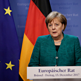 Zelenou volí pro náročné debaty na domácí politické scéně. Oponentům jejím prostřednictvím sděluje, že je kompetentní řešit závažné problémy.