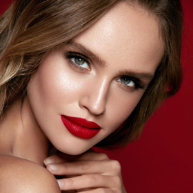 Výrazná rudá rtěnka vždycky byla sexy. A letos je navíc trendy!