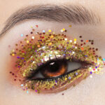 Na podzim se neobejdete ani bez třpytek. Naneste je k vnějšímu koutku oka a těsně pod obočí.
