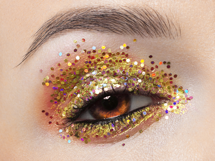 Na podzim se neobejdete ani bez třpytek. Naneste je k vnějšímu koutku oka a těsně pod obočí.
