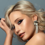 Okřídlené oční linky jsou in. Zvláště ty tlusté vedené pouze pod okem.
