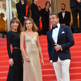 Na filmovém festivalu v Cannes 2019 se Sistine objevila v této stříbrné róbě.