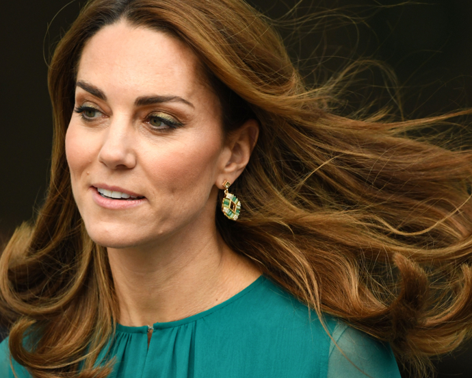 Kate stejně jako každá žena pohybující se v politice ví, že je důležité vzdát hold zemi, kterou navštíví. V Pákistánu roku 2019 proto dala na odiv náušnice od místní firmy Cambridge za pouhých 152 korun.