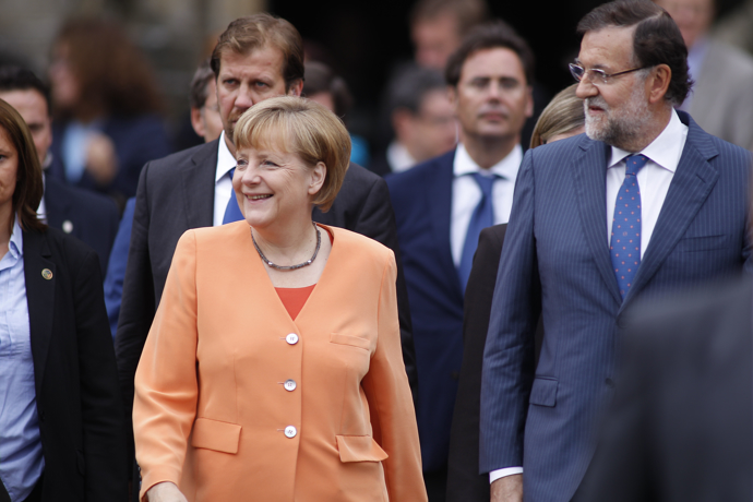 Oranžová podobně jako růžová působí neformálněji a uvolněně. Skvěle se k ní jako doplněk hodí Angelin úsměv.