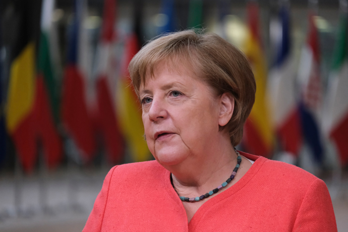 Za více než patnáct let na postu německé kancléřky Angela prakticky nezměnila účes. Jeho autorem je Udo Walz a k Merkel patří stejně neodmyslitelně jako její blejzry, perly a kabelka Longchamp.
