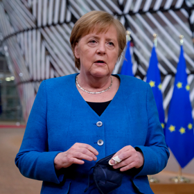 Modrá patří k Angeliným neoblíbenějším barvám pro jednání na mezinárodní scéně. Vyjadřuje jí objektivitu, harmonii a důležitost poslání. 