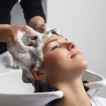 Při mytí vlasů je třeba zaklonit hlavu tak, aby vám voda netekla do očí a kadeřník mohl bez problémů vyšamponovat i vlasy nad čelem.
